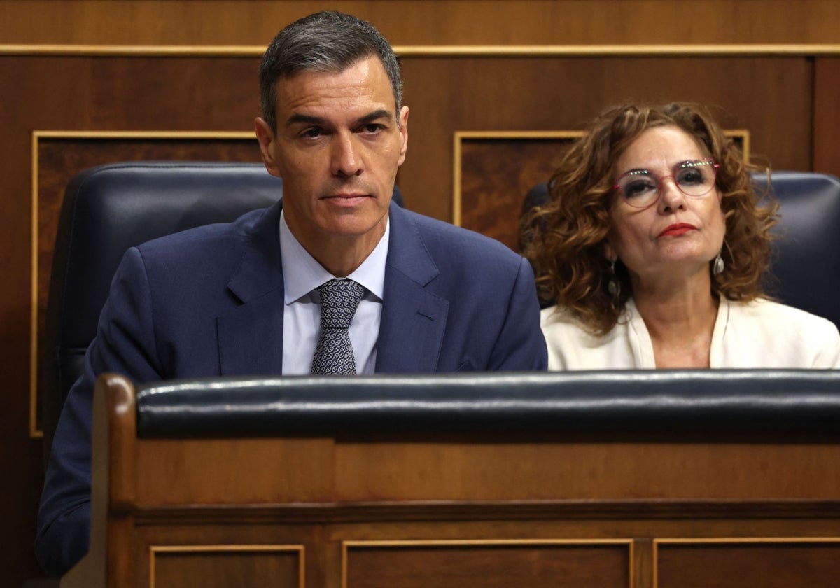 El presidente del Gobierno, Pedro Sánchez, y la vicepresidenta primera, María Jesús Montero, en el Congreso de los Diputados