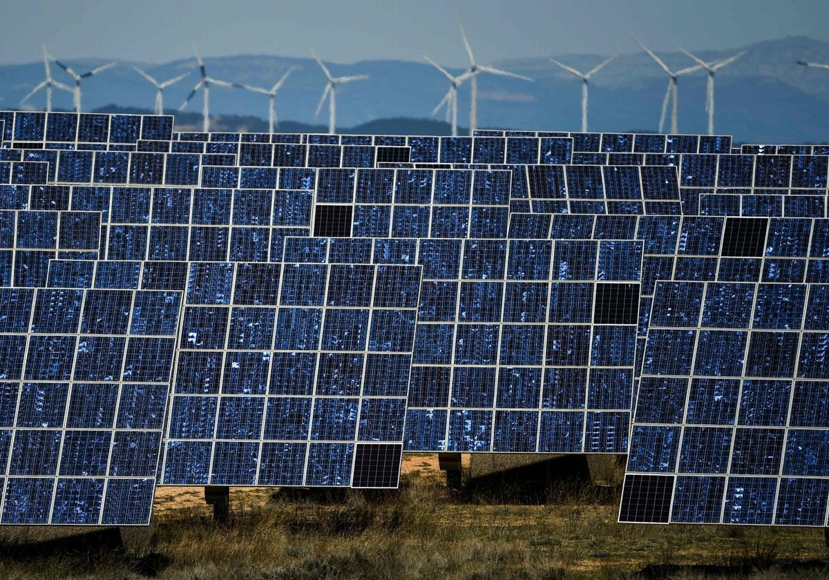 Un parque fotovoltaico, con otro eólico al fondo, en Navarra