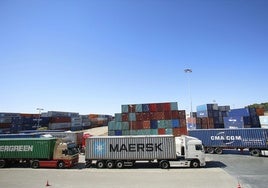 El déficit comercial se dispara un 49% en el primer cuatrimestre, pese a disminuir un 16,6% en abril