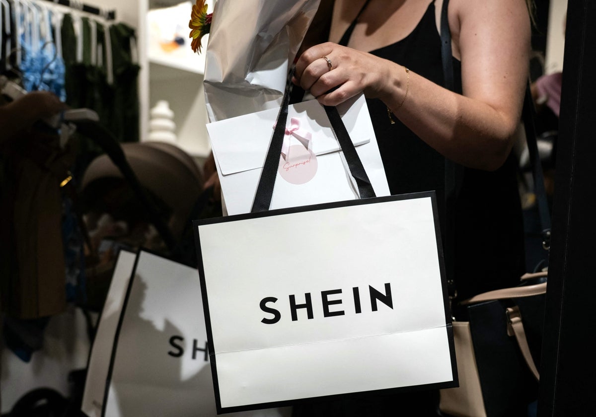 Una clienta sostiene una bolsa de Shein