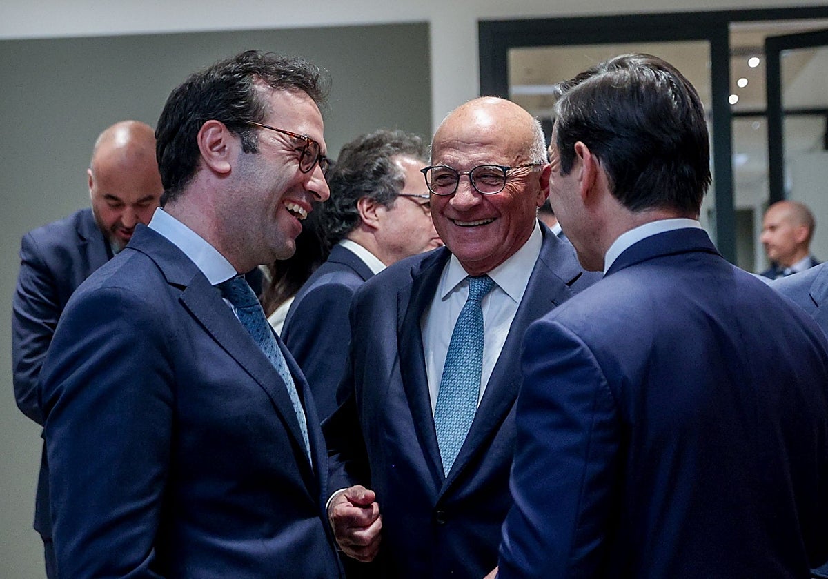 El ministro de Economía (i), Carlos Cuerpo; el presidente de Banco Sabadell (c), Josep Oliu; y el presidente de BBVA, Carlos Torres