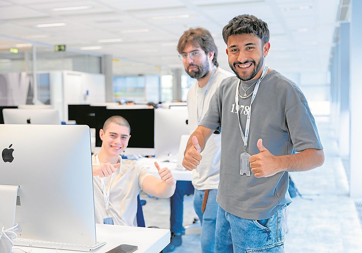 Ancor, en primer plano, Álvaro, a su izquierda, y Jaime, aspiran a formar parte de Campus 42. Aquí ponen a prueba su lógica, su capacidad técnica pero también su resiliencia
