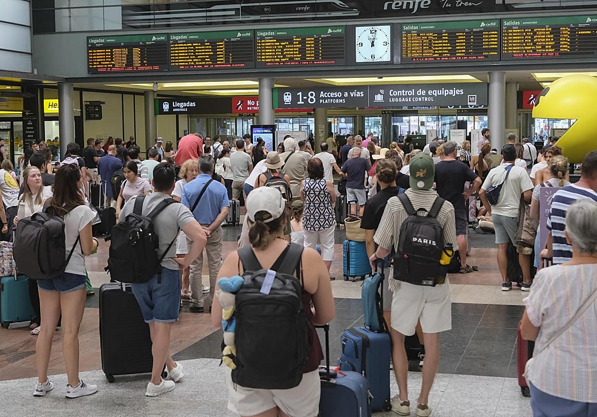 Cronología de un caos ferroviario: el AVE suma su enésima jornada negra y el ministro Puente se prepara para otro verano caliente