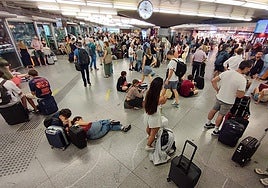 Cronología de un caos ferroviario: el AVE suma su enésima jornada negra y el ministro Puente se prepara para otro verano caliente