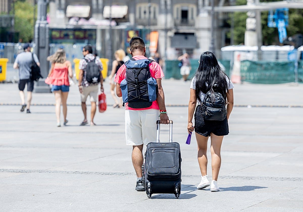 Dos turistas paseando por Madrid