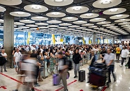 Qué pueden reclamar los viajeros que han perdido su vuelo por el caos en el control de pasaportes en la T4 de Barajas