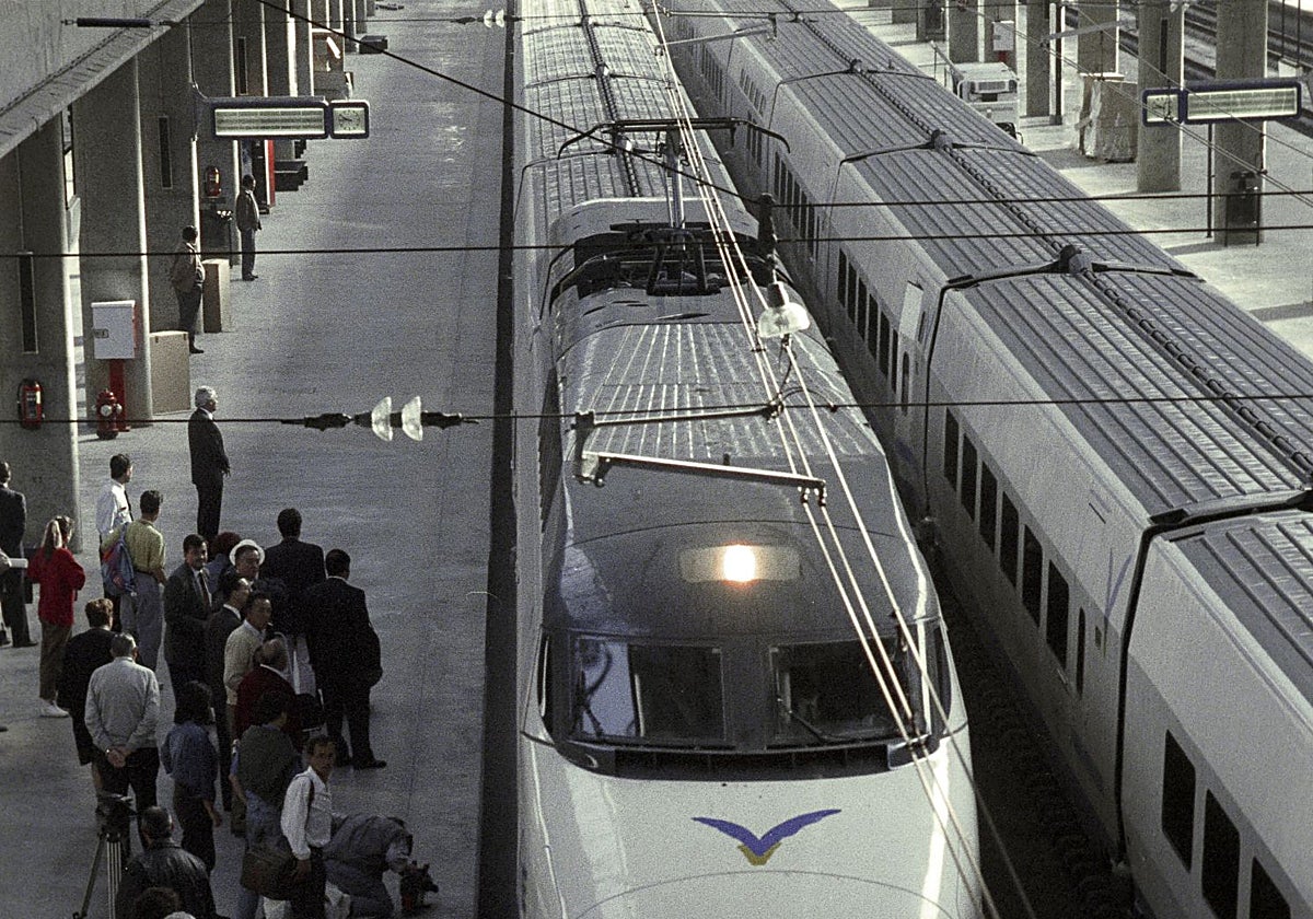 Varios periodistas en la presentación a medios del primer AVE