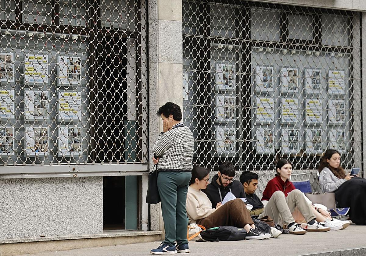 Colas a las puertas de una inmobiliaria para encontrar un alquiler para universitarios en Galicia.