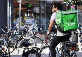 Trabajo investiga a Uber Eats por el modelo de contratación de sus repartidores