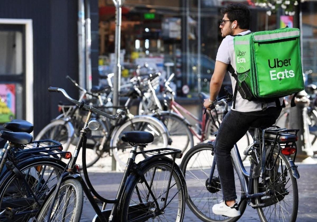 Un repartidor de Uber Eats.