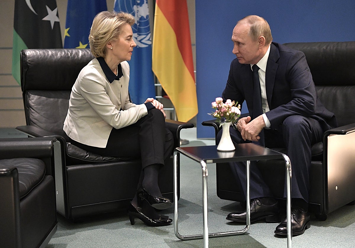 La presidenta de la Comisión Europea, Ursula von der Leyen, junto a Vladimir Putin