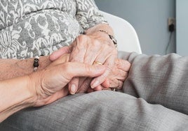 Ayuda por vivir con una persona mayor de 65 años: requisitos, cuantía y quién se beneficia