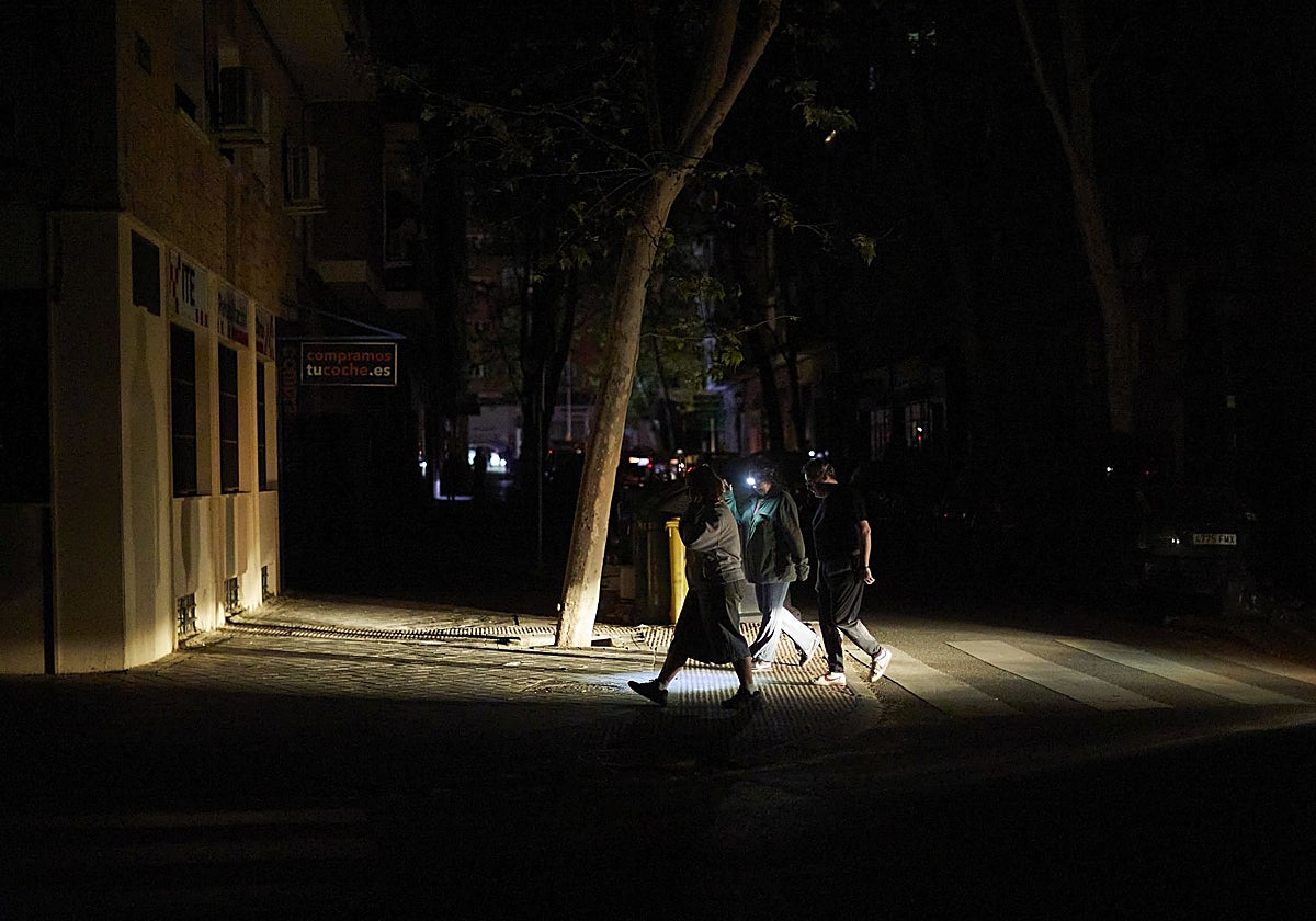 Ciudadanos a oscuras por las calles de Madrid
