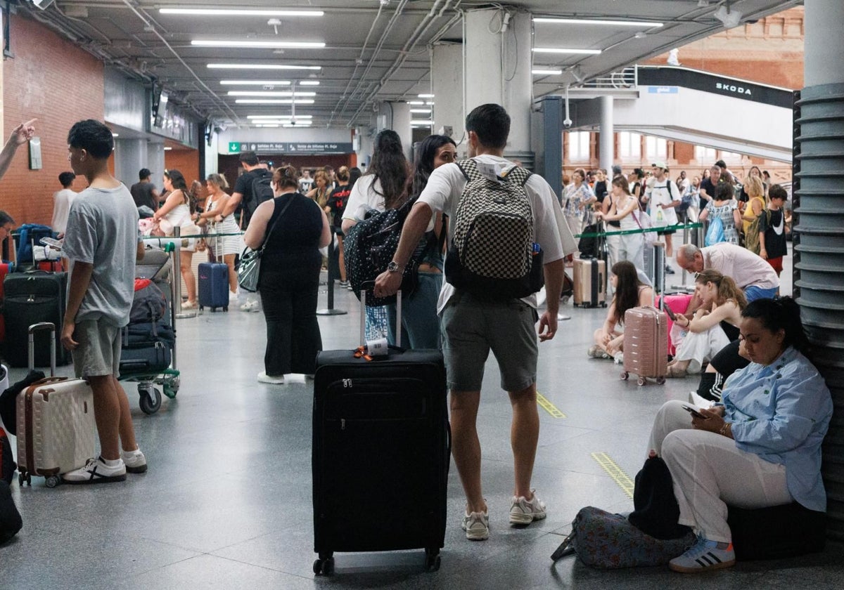 Pasajeros desesperados en Atocha durante el último caos ferroviario