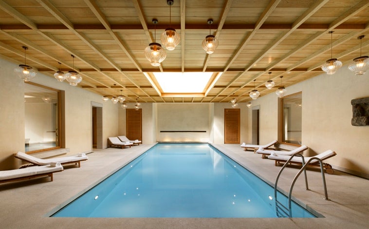 Imagen principal - Spa de la Abadía Retuerta, piscina exterior y maridaje de vinos en el spa.
