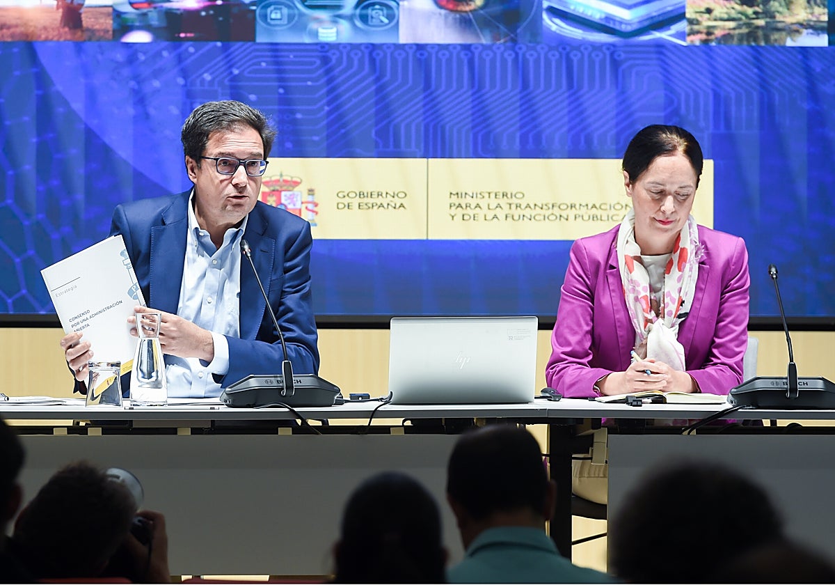 El ministro Óscar López y la secretaria de Estado Clara Mapelli