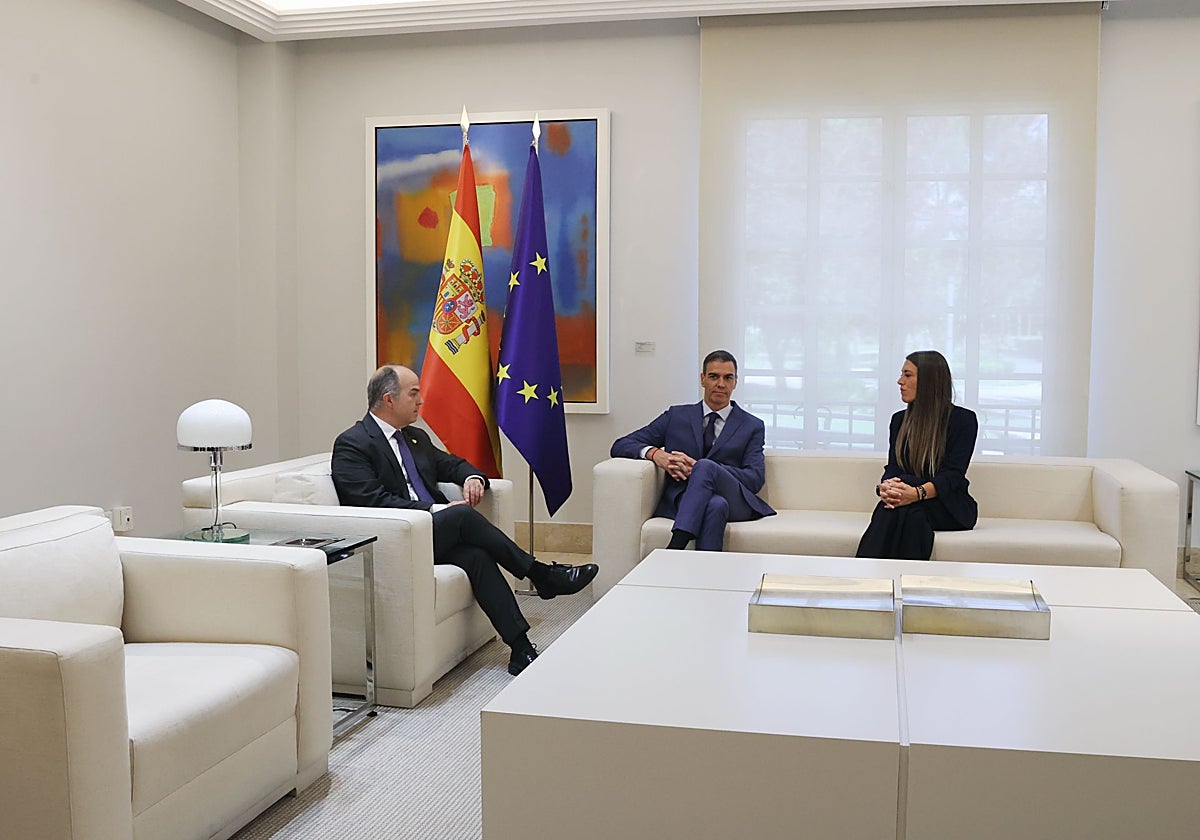 El presidente del Gobierno, Pedro Sánchez, en La Moncloa con la portavoz parlamentaria de Junts, Miriam Nogueras acompañada por Jordi Turull