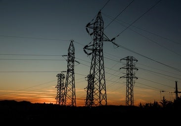 Competencia lanza un plan contra los enganches ilegales a la luz que ya superan los 2.000 millones