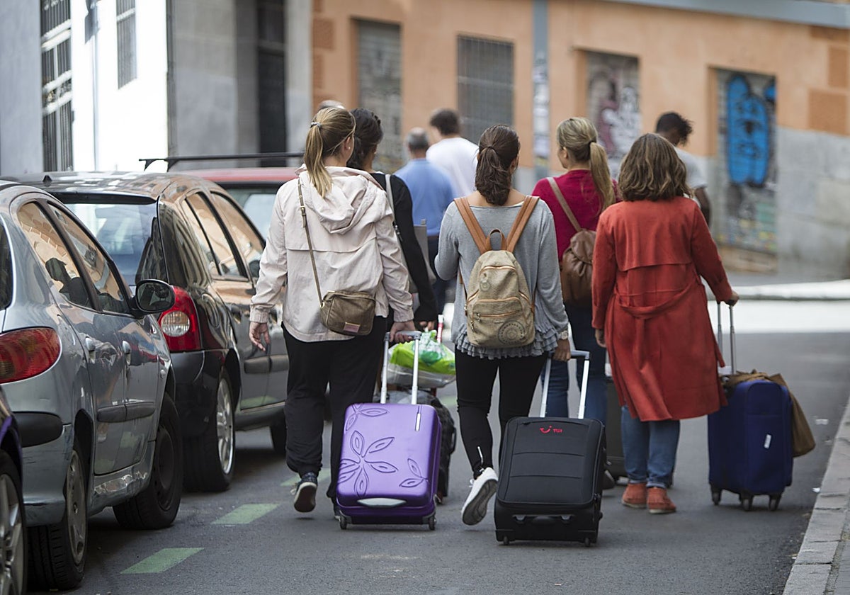 Turistas pasean con maletas por Lavapiés