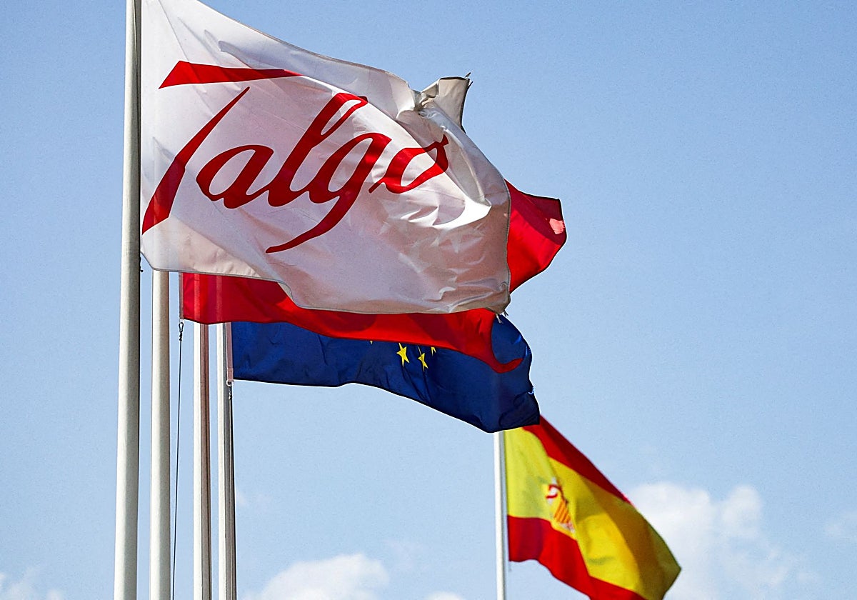 Una bandera de Talgo en la fábrica que tiene el fabricante en Las Rozas