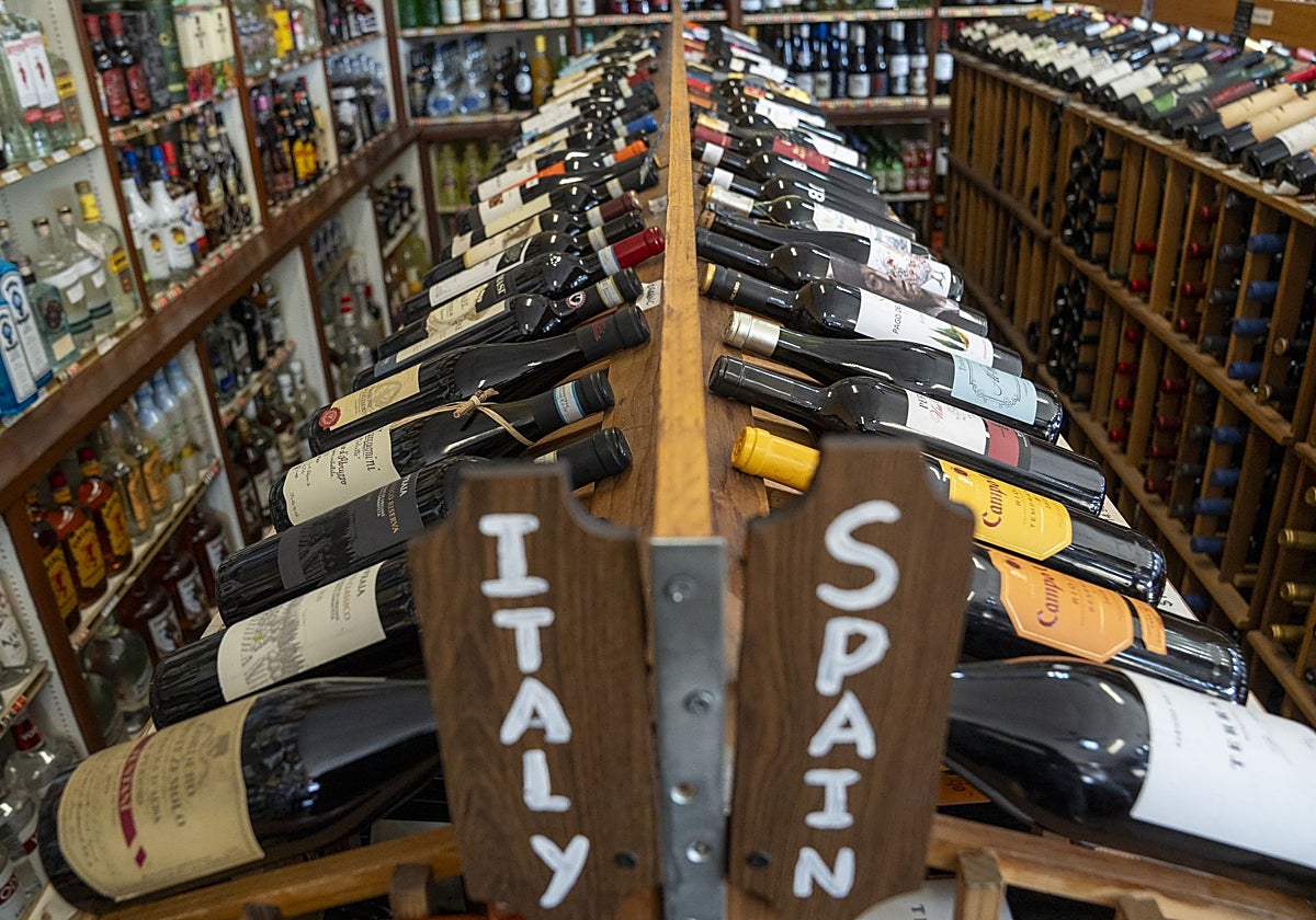 Vinos españoles e italianos en una tienda de licores en Nueva York