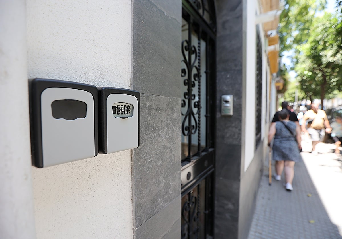 Clásicos candados en los que se guardan las llaves de las viviendas turísticas