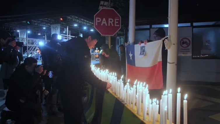 Familiares y trabajadores realizan una velatón a las afueras de la mina El Teniente en Chile