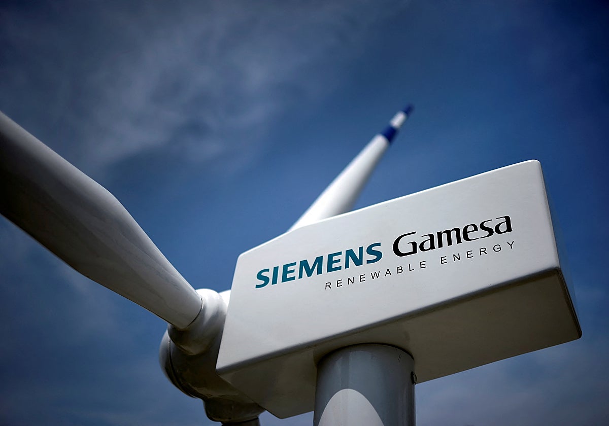 Una aeroturbina con el logo de Siemens Gamesa
