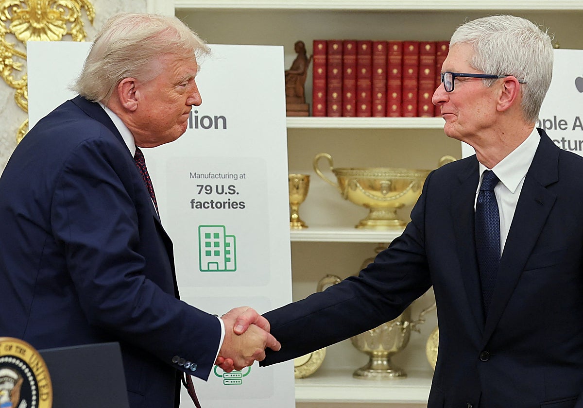 Donald Trump junto al CEO de Apple, Tim Cook