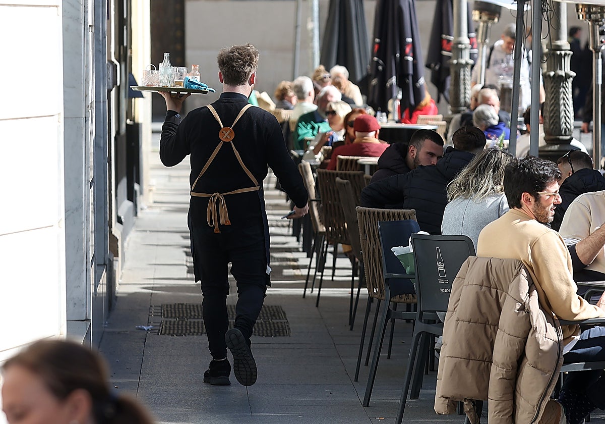 Un camarero prestando servicio en Córdoba
