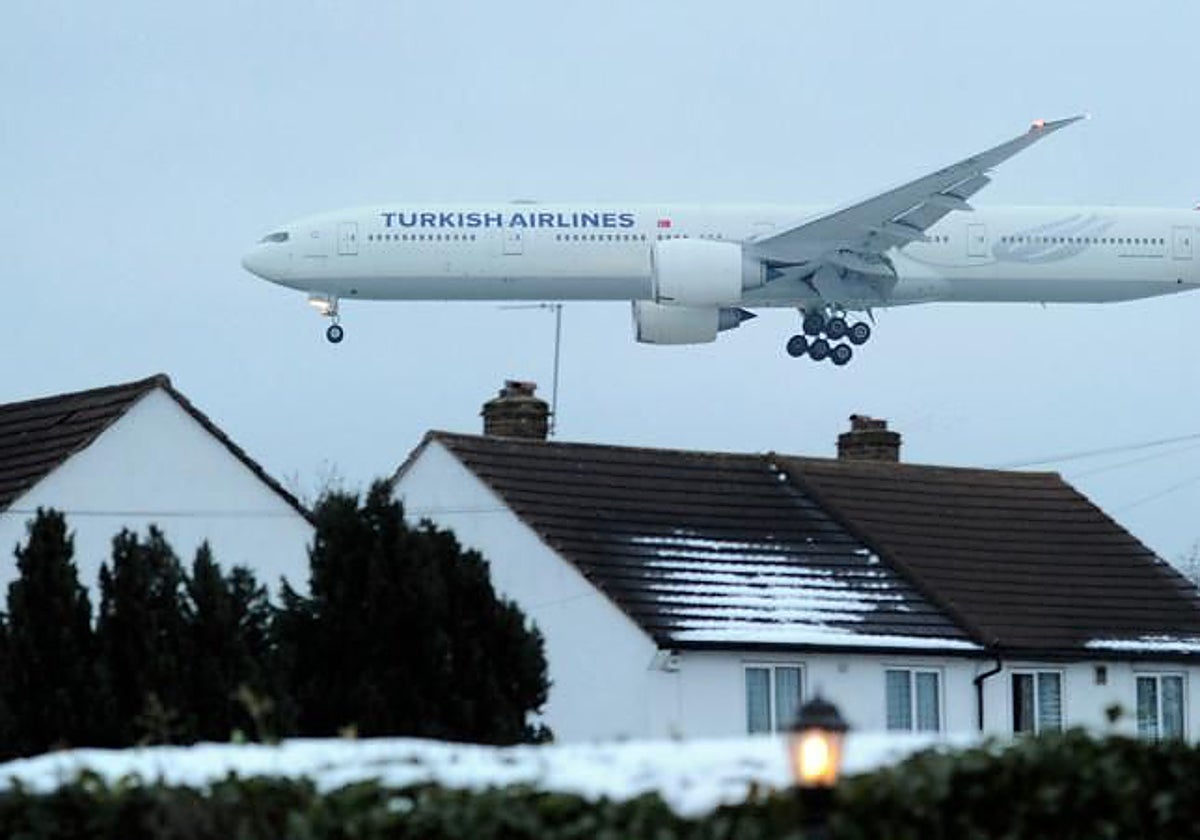 Avión de Turkish Airlines aterrizando en Londres Heathrow