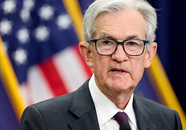 Powell abre la puerta a una bajada de tipos entre la preocupación por el empleo y la presión de la inflación
