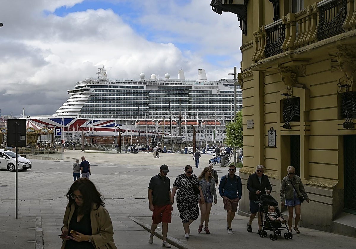 Un crucero atracado en el puerto de A Coruña