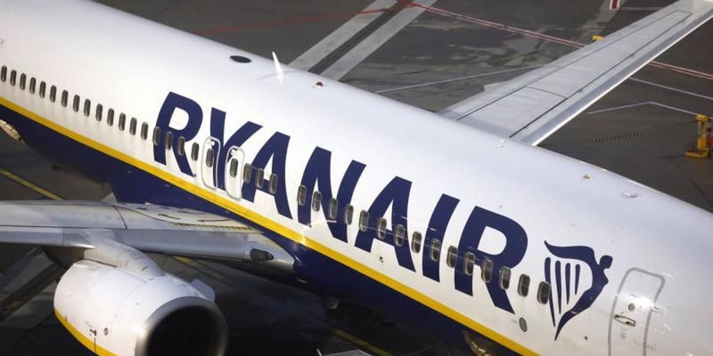 Ryanair abandona los aeropuertos de Tenerife Norte y Vigo, cierra base en Santiago, y se lleva un millón de plazas a Italia y Marruecos