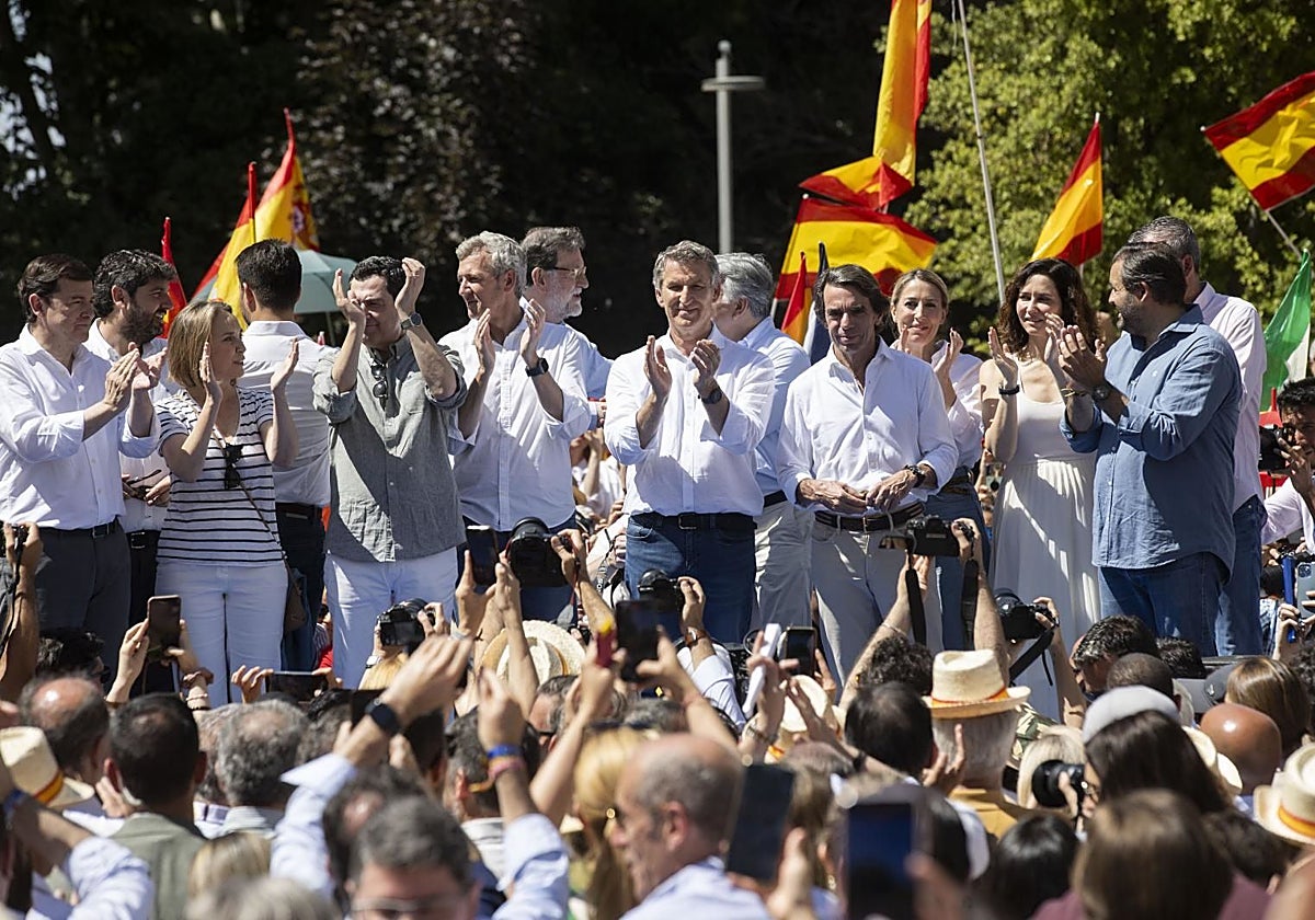 Feijóo, Aznar y varios presidentes autonómicos del PP en una manifestación contra Sánchez