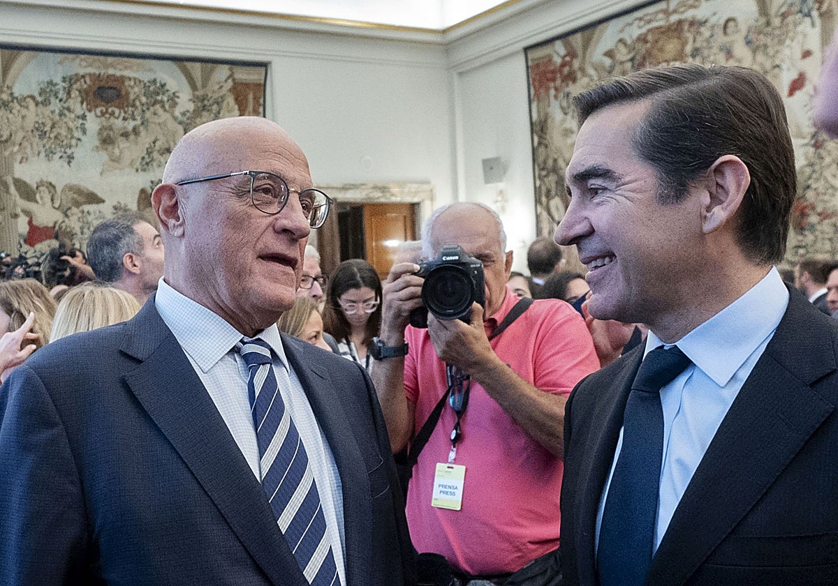El presidente de Banco Sabadell (i), Josep Oliu, y el presidente de BBVA, Carlos Torres