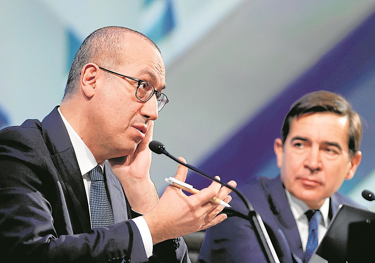 El consejero delegado de BBVA (i), Onur Genç, y el presidente, Carlos Torres