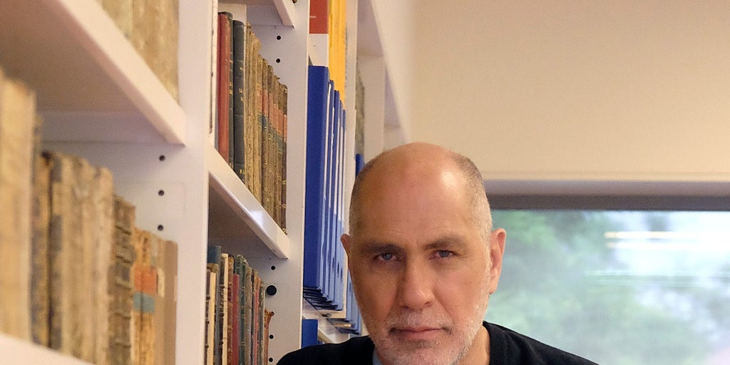El escritor Guillermo Arriaga gana el premio Huellas que conceden ABC y la Federación de Caza
