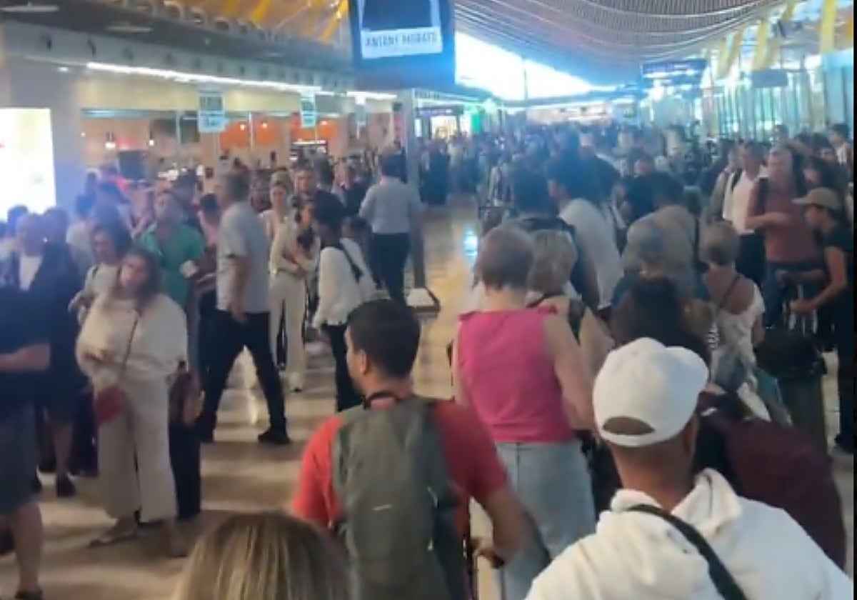 Largas colas en el aeropuerto de Barajas para pasar el control de seguridad