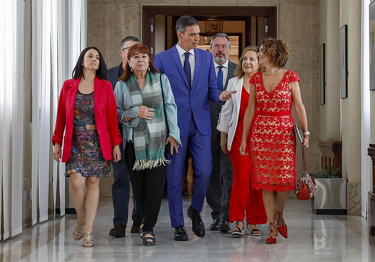 El presidente del Gobierno, Pedro Sánchez, se dirige a la ministra de Hacienda, María Jesús Montero
