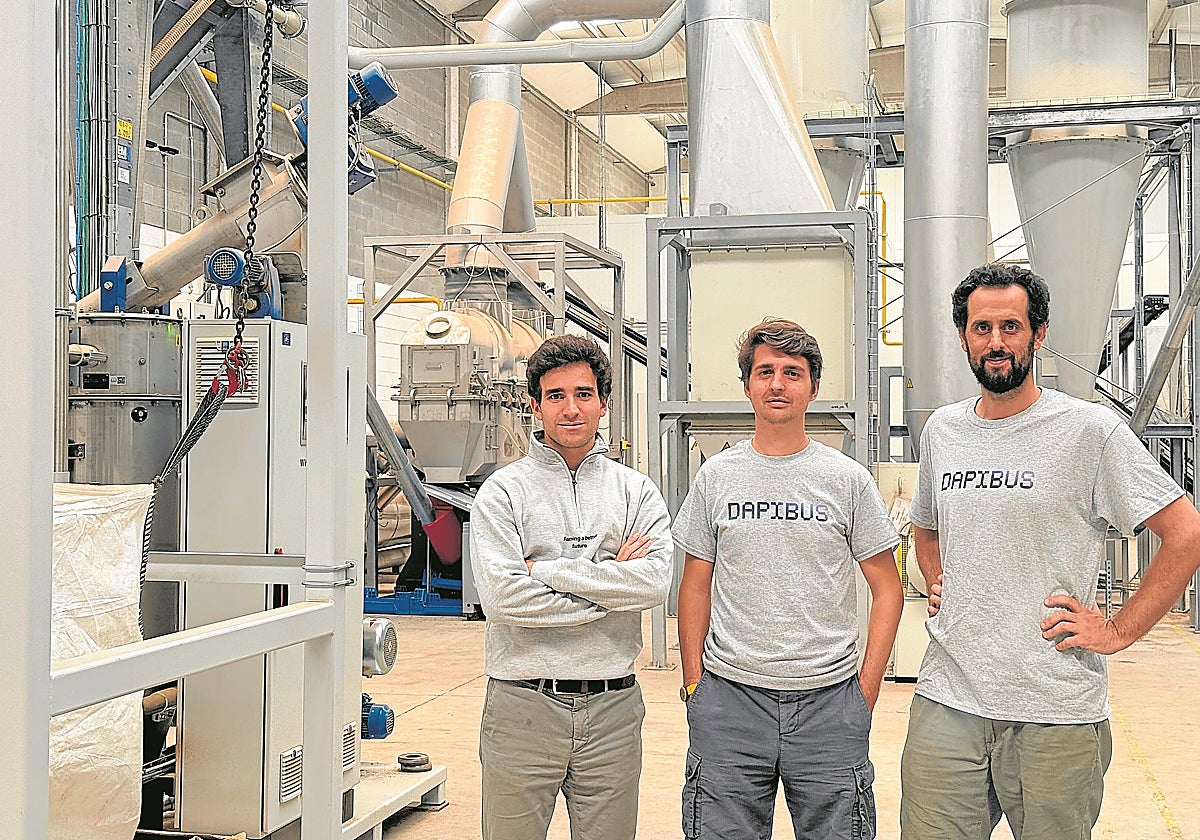 Alex Segura flanqueado por sus otros dos socios en Dapibus: Carlos Conde y Arturo Almazor