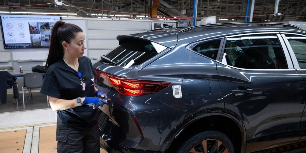 Las empresas pagan 180 euros más en cotizaciones obligatorias por trabajador desde que gobierna Sánchez