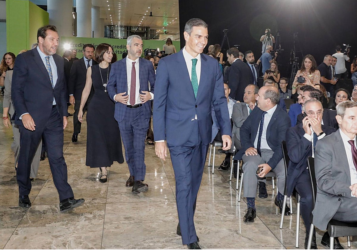 El presidente del Gobierno, Pedro Sánchez, este jueves en el aeropuerto de Alicante-Elche