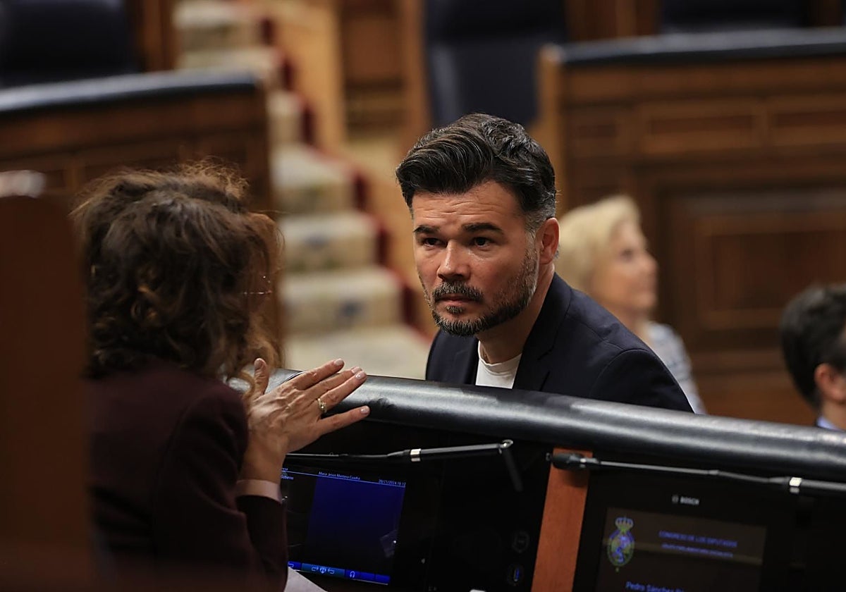 El portavoz de ERC en el Congreso, Gabriel Rufián, escucha a la ministra de Hacienda
