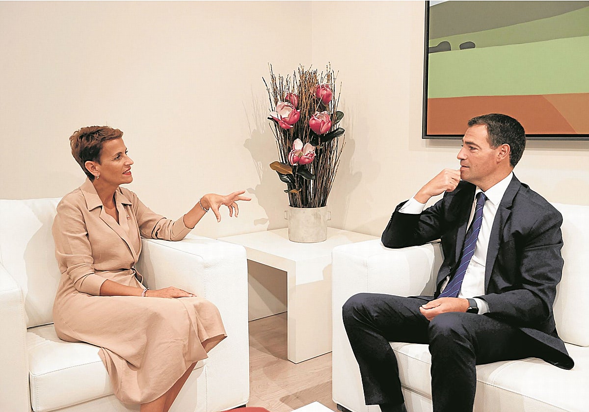 La presidenta de Navarra, María Chivite, y el lendakari vasco, Imanol Pradales