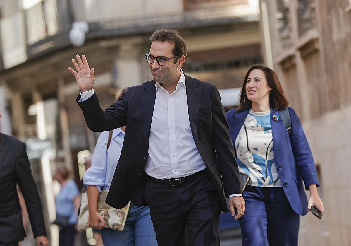 El ministro de Economía, Carlos Cuerpo, saluda de camino a un evento en Valencia