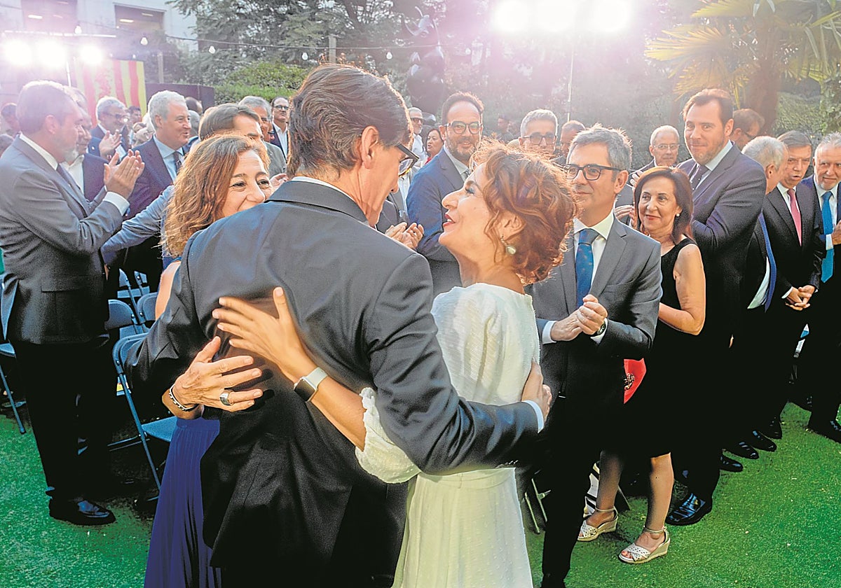 Salvador Illa saluda a María Jesús Montero y a Francina Armengol