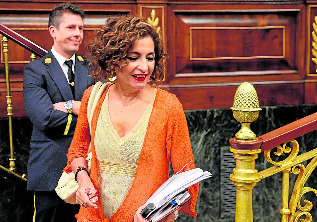 La vicepresidenta primera y ministra de Hacienda, María Jesús Montero, en el hemiciclo