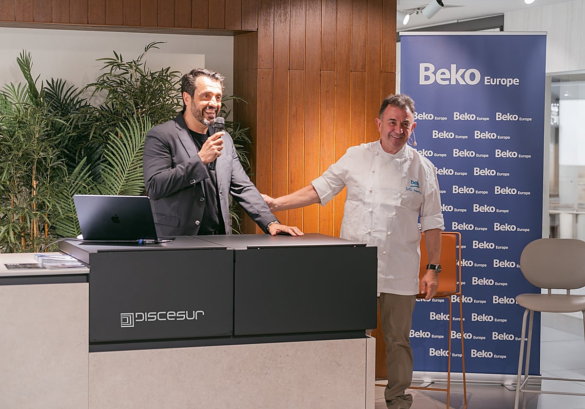 Moisés Santos, director general de Discesur junto al chef Martín Berasategui durante un momento del evento