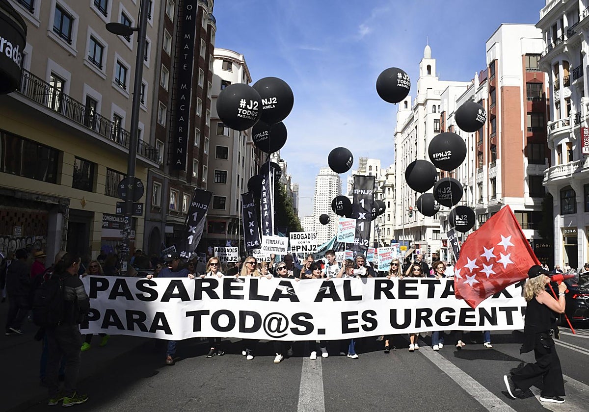 Miles de mutualistas marchan por la Gran Vía de Madrid para exigir su paso a la Seguridad Social